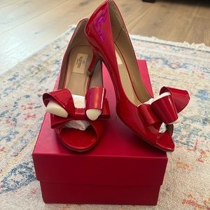 Valentino low heel bow sandal. Barely worn and in amazing condition!